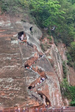 Leshan Devi Buda 'yı görmek için yürüyüş yapan ziyaretçiler 71 metre yüksekliğindeki taştan bir heykel ve Çin' in Sichuan eyaletinde popüler bir turizm merkezi.