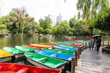 Chengdu Renmin Parkı veya Peoples Parkı 'nda gezinen ziyaretçiler. Yerel kültürle eğlenceyi birleştiren kapsamlı bir parktır..