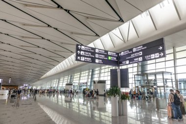 Chengdu Tianfu Uluslararası Havalimanı Çin 'in Chengdu şehrine hizmet veren iki uluslararası havalimanından biridir. Burada modern tesisleri olan bir kalkış salonu var.