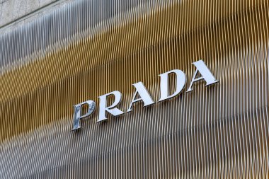 Prada, 1913 yılında deri çantalar, seyahat aksesuarları, ayakkabılar ve hazır giyim konularında uzmanlaşmış bir İtalyan lüks moda evi. Burada Chengdu, Sichuan 'daki Prada lüks mağaza tabelası var.