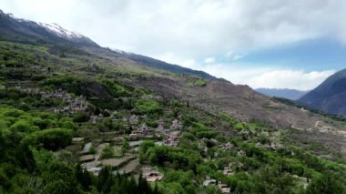 Danba Jiaju Tibet Köyü, Çin 'in en güzel köyleri olarak nitelendirildi. Dağlar boyunca yüzlerce Tibet tarzı ev inşa edildi.