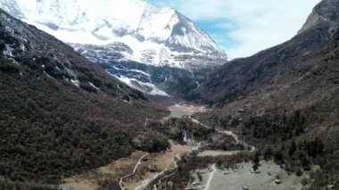 Arka planda Yangmaiyong Dağı ile Gongga Gölü 'ne doğru Yading Doğa Koruma Alanı' nın insansız hava aracı görüntüleri. Sichuan, Çin 'de..