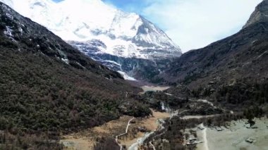 Arka planda Yangmaiyong Dağı ile Gongga Gölü 'ne doğru Yading Doğa Koruma Alanı' nın insansız hava aracı görüntüleri. Sichuan, Çin 'de..