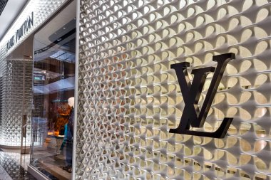 Louis Vuitton, dünya çapında popüler ve Malezya 'da mevcut olan lüks bir Fransız moda evi. Karşınızda Louis Vuitton, Pavillion Kuala Lumpur 'un dış görünüşü..