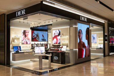 Christian Dior genellikle Dior olarak bilinir, çok uluslu bir Fransız moda evi. Burada Kuala Lumpur, Malezya 'daki lüks mağazası yer almaktadır.