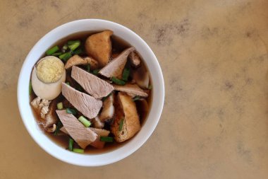 Malezya, Sarawak 'ta Çinliler arasında popüler bir lezzet olan domuz eti ve organların pişirildiği bir kase kueh chap çorbasına genel bakış.