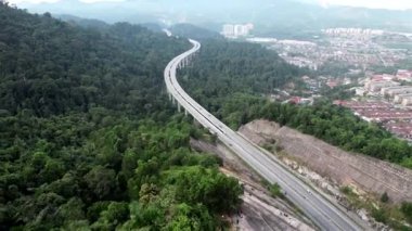 Rawang Bypass, Selangor, Malezya 'da bulunan Rawang Serendah Otoyolu olarak da bilinir. Bu rota Serendah 'dan Selayang' a olan yolculuğu 2 saatten sadece 30 saate düşürdü.