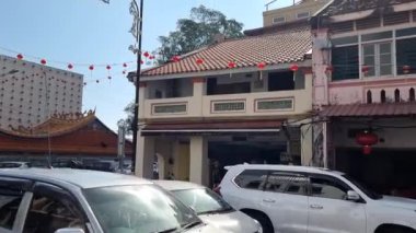 KUALA TERENGANU, TERENGANU, HAZİRAN 25 AĞUSTOS 2024: Kemerli kapı Çin 'in etnik Çinlilerin iş yaptığı Malezya' nın doğu kıyısındaki Kuala Terengganu kasabasına girişi simgeliyor