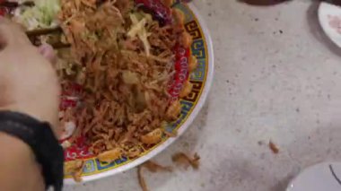 İnsanlar Malezya 'da Çin Yeni Yıl kutlamaları sırasında daha sağlıklı beslenmek için sebze ve meyve içeren vejetaryen Yusheng tabağı servis ediyorlar. Sağlıklı ve vejetaryen için uygun..
