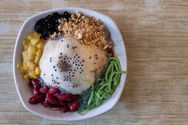 Otantik buz kacang manzarası ya da kırmızı fasulye, cendol ve tatlı mısır gibi malzemelerle kesilmiş buz Malezya 'da popüler bir tatlı lezzettir.