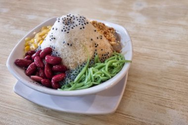 Otantik buz kacang ya da kırmızı fasulye, cendol ve tatlı mısır gibi malzemelerle kesilmiş buz Malezya 'da popüler geleneksel tatlı lezzettir.