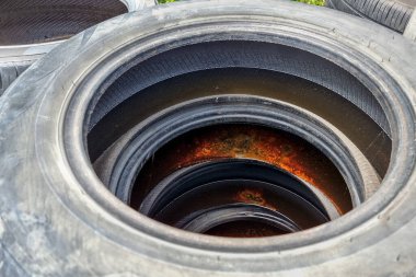 Eski yığına yakın çekim ve kullanılmış lastikler yağmur suyu ile ve dang virüsü taşıyıcısı aedes sivrisinekleri için üreme yeri haline gelir..