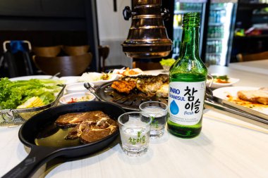 Jinro Chamisul, 1924 'te Kore' de kurulan soju markasını yönetiyor. Kore barbekü yemeğiyle eşleştirilecek mükemmel alkollü içecekler..