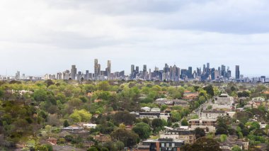 Avustralya 'nın Box Hill banliyösünden Panoramik Melbourne Cbd gökyüzü manzarası