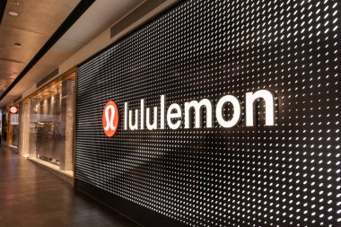 Lululemon çok uluslu bir atletik giysi, aksesuar ve kişisel bakım ürünleri perakendecisi. Melbourne, Avustralya 'daki Lululemon mağazasının ön cephesi.