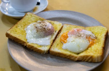 Roti bakar telur goyang ya da yarım haşlanmış yumurtalı kızarmış ekmek, Ipoh, Perak, Malezya 'da popüler kahvaltı lezzeti