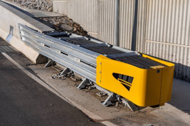 Güvenlik için barikatın sonundaki yastık bariyerini kırın. Otomobilin bariyere çarpması durumunda çarpışmayı soğururlar.