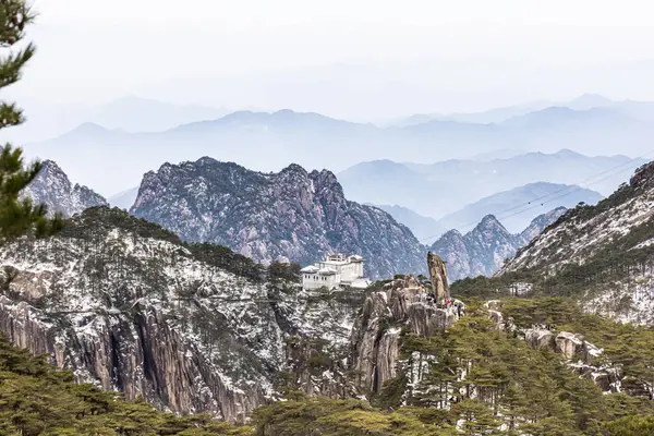 Huangshan 'daki Uçan Kaya oluşum zirvesi veya Sarı Dağ, Çin' deki popüler doğal turizm merkezi.
