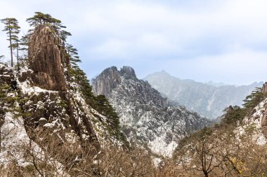 Huangshan 'daki İnanç Zirvesi ya da Çin' deki karlı Sarı Dağ doğal güzelliği için popüler bir dönüm noktasıdır.
