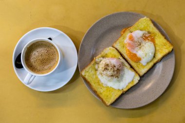 Roti bakar telur goyang ya da yarım haşlanmış yumurtalı ekmek, Ipoh, Perak, Malezya 'da popüler kahvaltı lezzeti.