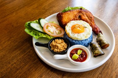 Nasi kerabu, Malezya 'da popüler bir lezzet. Mavi renkte pilavla boyanmış. Kızarmış tavuk, yumurta, kereviz sosu ile servis ediliyor.