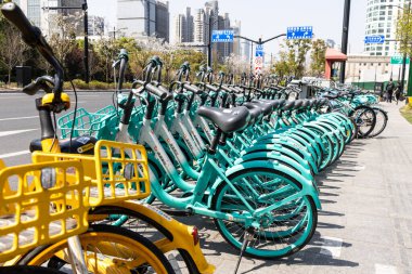 Kiralık bisikletler Şangay, Çin 'de yol kenarına park edilmiştir. Bu iyi bir çevre ve sağlıklı bir yaşam sağlar..