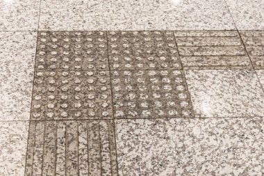 Görme engelli ya da görme engelli insanların yolunu bulmalarına yardımcı olmak için çeşitli kapalı zemin fayansları var..