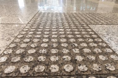 Kapalı zemin fayansları kör ya da görme engelli insanlara yardım etmek için dokunulabilir..