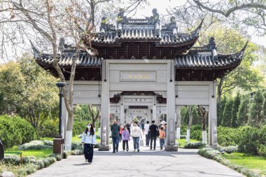 İnsanlar Çin 'in popüler turizm beldesi Hangzhou' nun batı gölünde rahatça dolaşmayı seviyorlar.