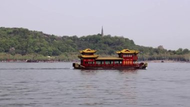 Puslu ve kasvetli bir sabahta Çin 'in batısındaki Hangzhou Gölü manzaralı göl gezisi.