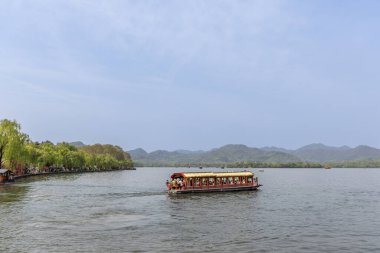 Hangzhou 'daki Batı Gölü' nde seyir hizmetleri mevcut..