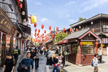 Çin 'in Hangzhou kentindeki Hefang Sokağı, geleneksel dükkanlar, yerel el sanatları, çay evleri ve lezzetli sokak yemekleri ile popüler, canlı, iyi korunmuş tarihi bir caddedir.