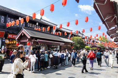 Çin 'in Hangzhou kentindeki Hefang Sokağı, geleneksel dükkanlar, yerel el sanatları, çay evleri ve lezzetli sokak yemekleri ile popüler, canlı, iyi korunmuş tarihi bir caddedir.