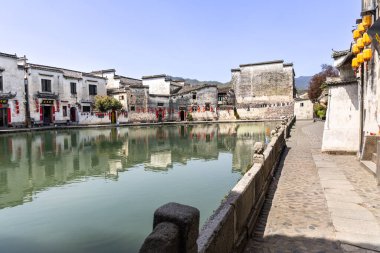 Anhui, Çin 'deki Hongcun antik köyünün hilal göleti köyün merkezinde huzurlu ve huzurlu bir yer sunar.