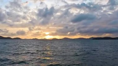 Phuket Phang Nga Körfezi 'nin güzel günbatımı hiper kayması Tayland' da okyanus manzarası ve arka plan olarak çeşitli adalar.