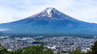 Fuji Dağı 'nın Japon Fujiyoshida Şehri ile ilkbahar manzarası