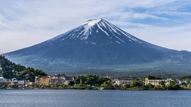 Bahar zamanı, Japonya 'nın kawaguchiko Gölü üzerindeki Fuji Dağı' nın yemyeşil yeşil manzarası.