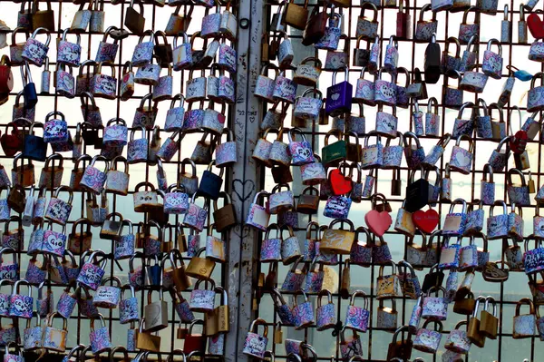 Bratislava 'da Liebesschlsser auf einem Turm