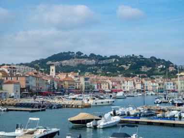Fransa 'nın güzel Cassis köyü, eski limandaki renkli tarihi cepheleriyle ünlü bir turistik merkezdir..