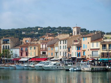 Fransa 'nın güzel Cassis köyü, eski limandaki renkli tarihi cepheleriyle ünlü bir turistik merkezdir..