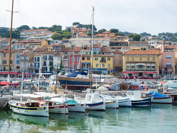 フランスのカシスの美しい村は 旧港に位置するカラフルな歴史的なファサードを持つ有名な観光名所です — ストック写真