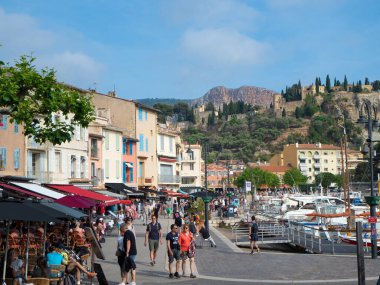 Fransa 'nın güzel Cassis köyü, eski limandaki renkli tarihi cepheleriyle ünlü bir turistik merkezdir..