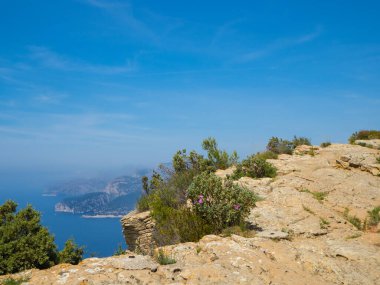 Akdeniz 'in yukarısındaki Fransa' nın en yüksek uçurumlarında yürüyüş yapmak. Calanques Ulusal Pelerin ve koyları ile Calanques Ulusal Parkı 'na doğru Cap Canaille' de durum.