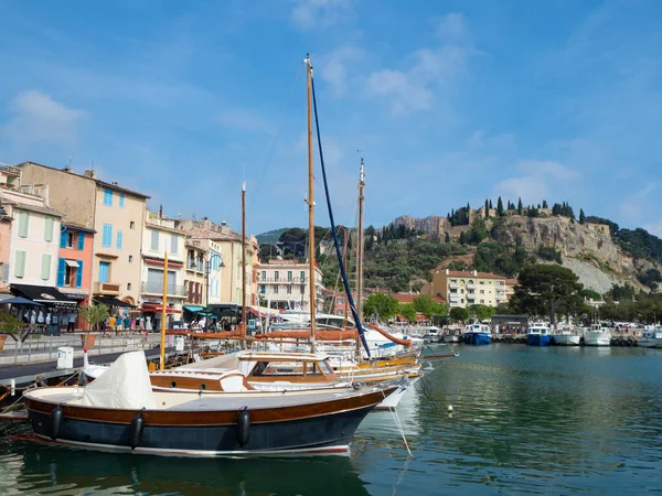 Fransa 'nın güzel Cassis köyü, eski limandaki renkli tarihi cepheleriyle ünlü bir turistik merkezdir..