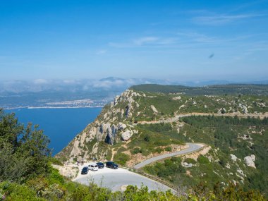 Akdeniz 'in yukarısındaki Fransa' nın en yüksek uçurumlarında yürüyüş yapmak. Cassis Körfezi 'ne doğru Cap Canaille' de durum.