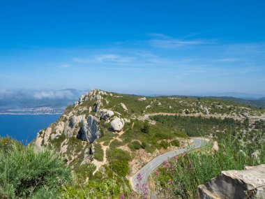 Akdeniz 'in yukarısındaki Fransa' nın en yüksek uçurumlarında yürüyüş yapmak. Cassis Körfezi 'ne doğru Cap Canaille' de durum.