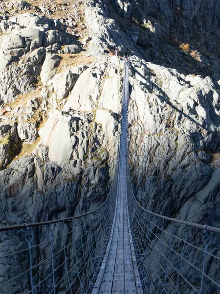 Trifbruecke Spectacular Famous Rope Bridge Swiss Mountains Famous Tourist Attraction — Stock Photo, Image