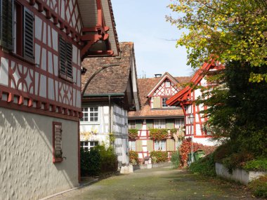 İsviçre, Weinfelden yakınlarındaki Ottoberg köyündeki güzel tarihi binalar.. 