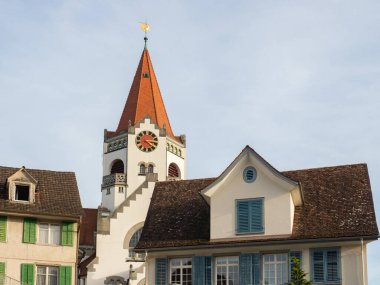 Weinfelden, İsviçre 'nin ünlü altıgen kilise kulesi, tarihi konut binalarıyla çevrili..