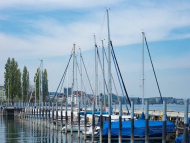 Rorschach, İsviçre 'de yer alan bir şehirdir. Yelkenliler marinanın rıhtımına demirlediler..